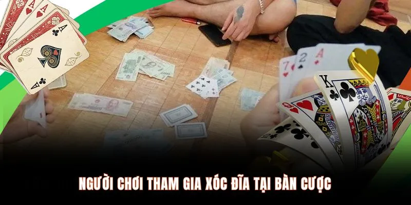 Nguoi-choi-tham-gia-xoc-dia-tai-ban-cuoc.webp
