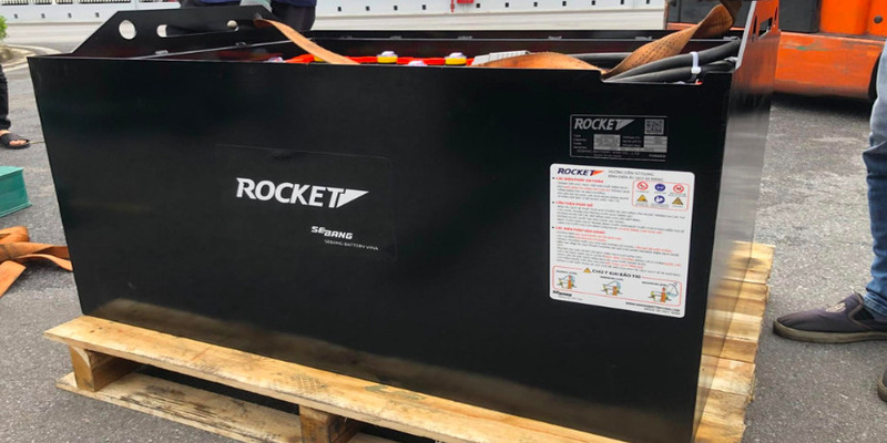 ac-quy-xe-nang-rocket