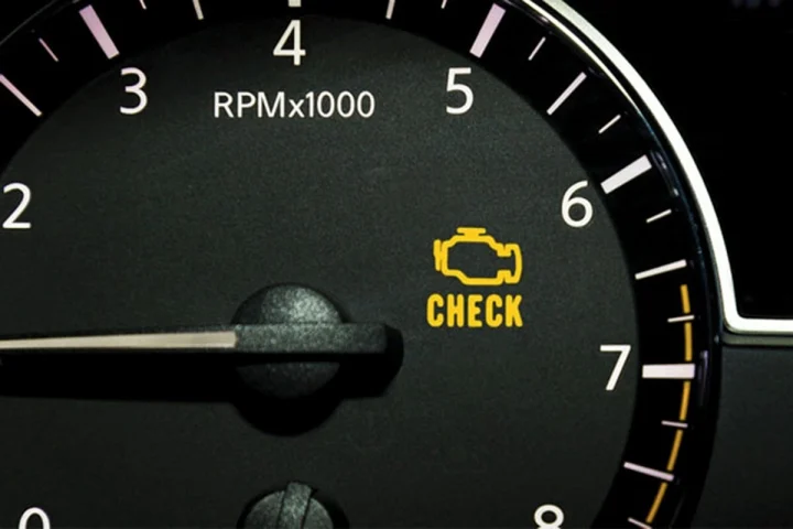 Khi đèn “check engine” sáng, nên làm gì?