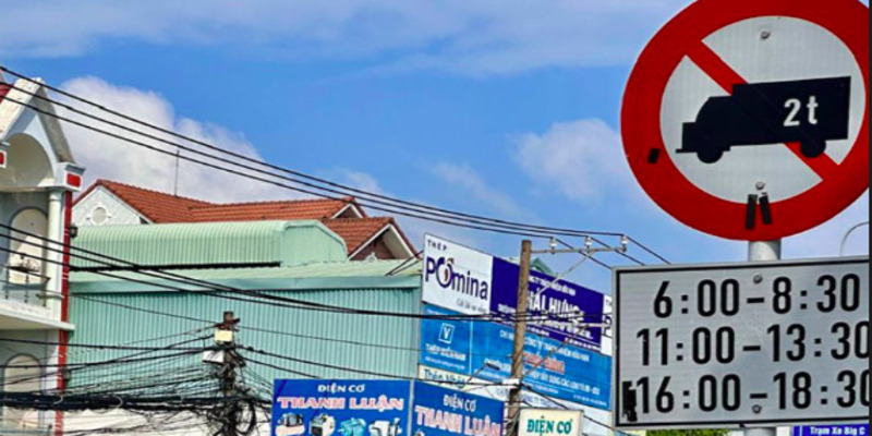 xe-tai-duoi-1-tan-co-bi-cam-gio-khong-1